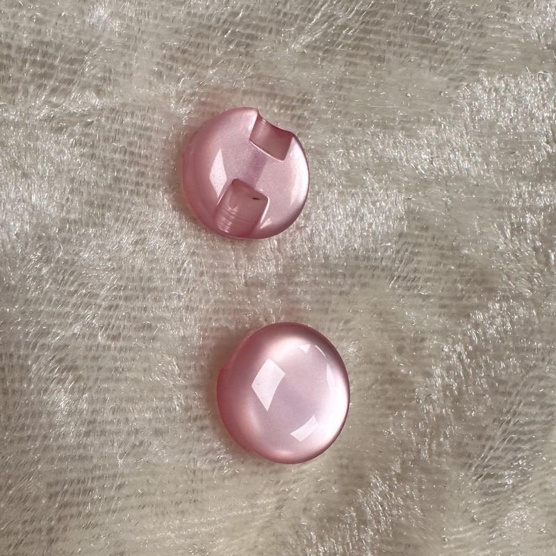 Knapp Rosa med gjennomgående hull 