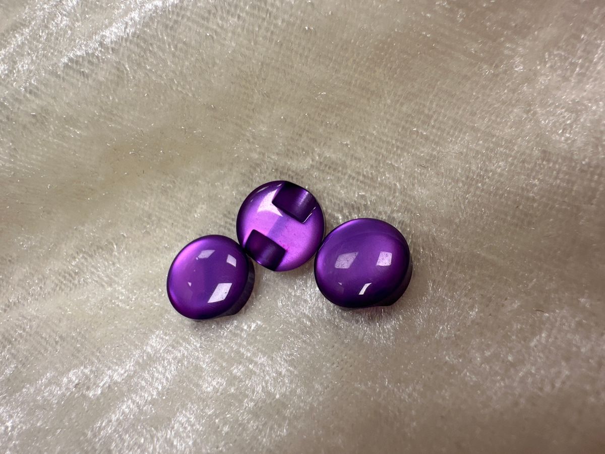 Knapp Lilla med gjennomgående hull