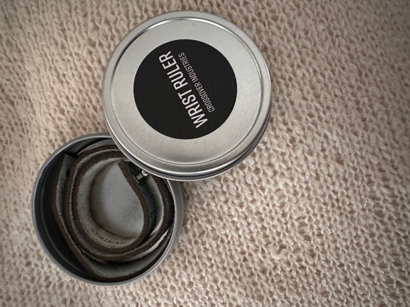 Målebånd armbånd skinn Lyseblå